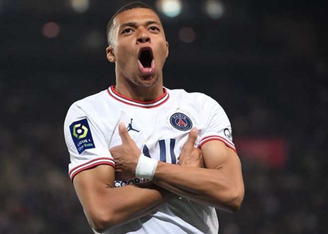 艾顿是湖人队史首位100%命中率0失误且砍两双的首发球员