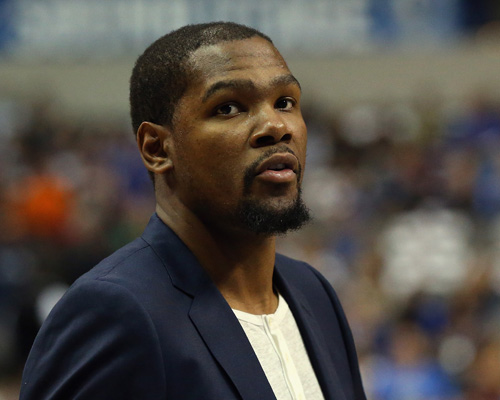 杜加利奇庆祝保级：面临压力阻碍各种问题，我们最终战胜一切（杜加利奇：顶住重压化解阻碍，最终成功保级）