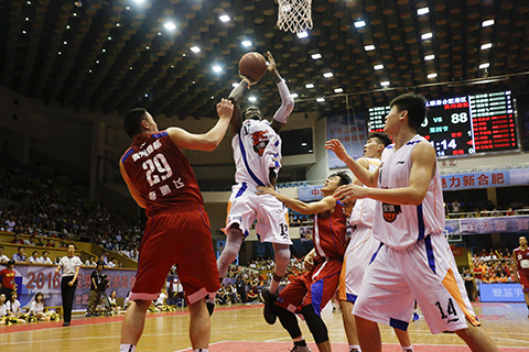 欧文背身单打得分，技术精湛（欧文背打取分，技艺精湛）